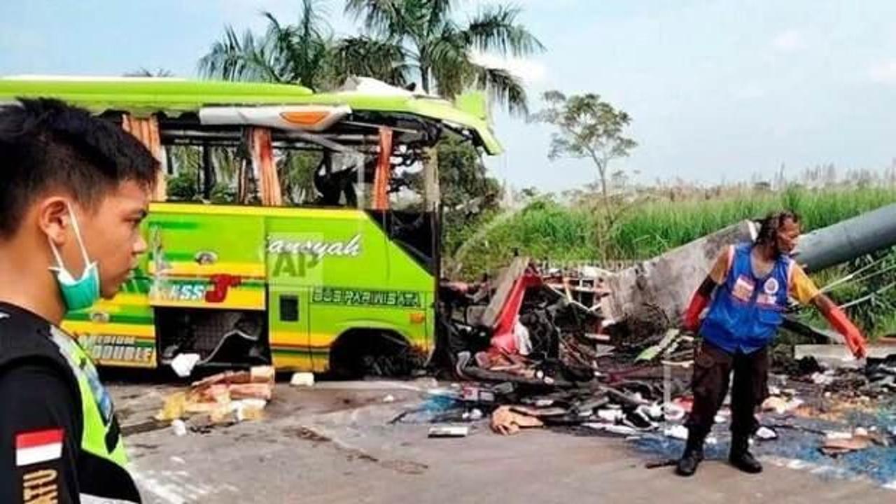Endonezya'da korkunç kaza: 14 ölü, 19 yaralı