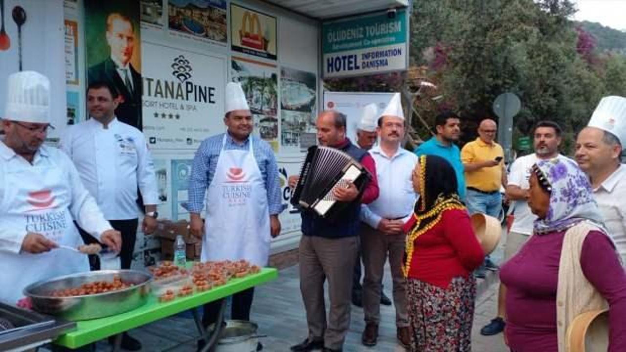 Fethiye'deki "Türk Mutfağı Haftası" açılışında turistlere lokma ve şerbet ikramı