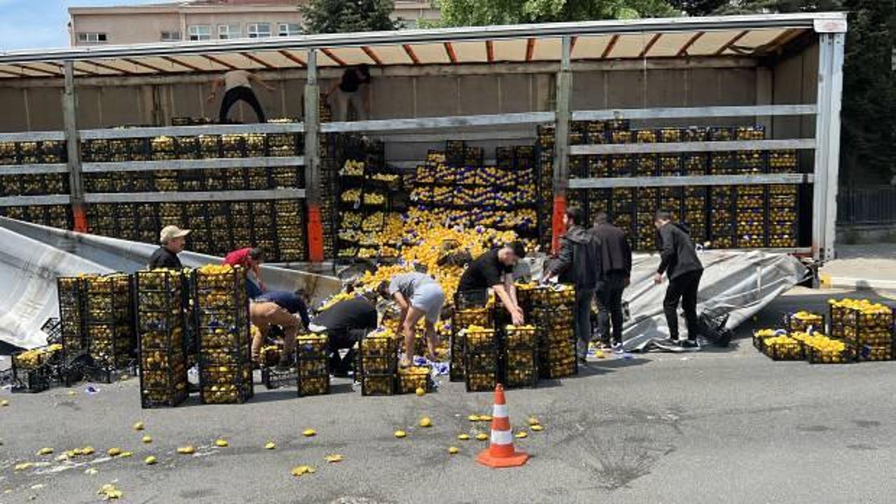  TIR&rsquo;ın taşıdığı limonlar yola savruldu, yardıma vatandaşlar koştu 