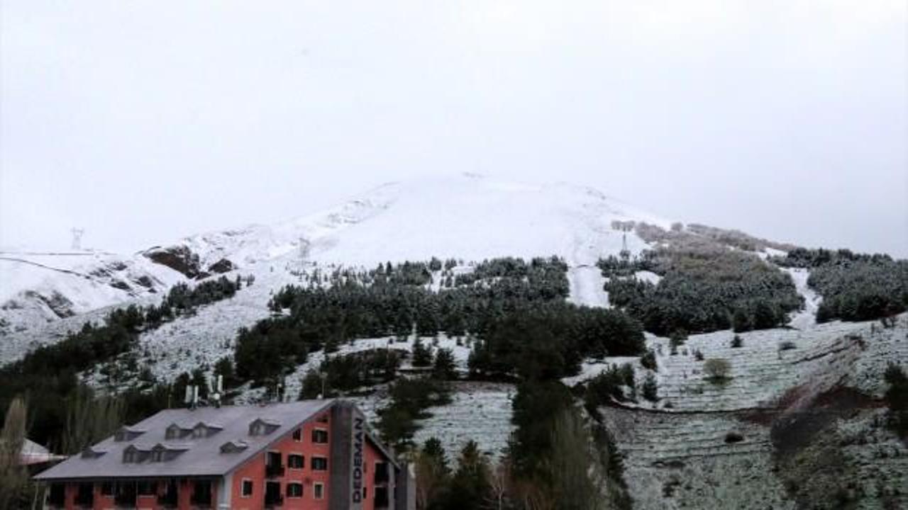 Erzurum'da 3 bin rakımlı mahalle mayısta yağan karla beyaza büründü