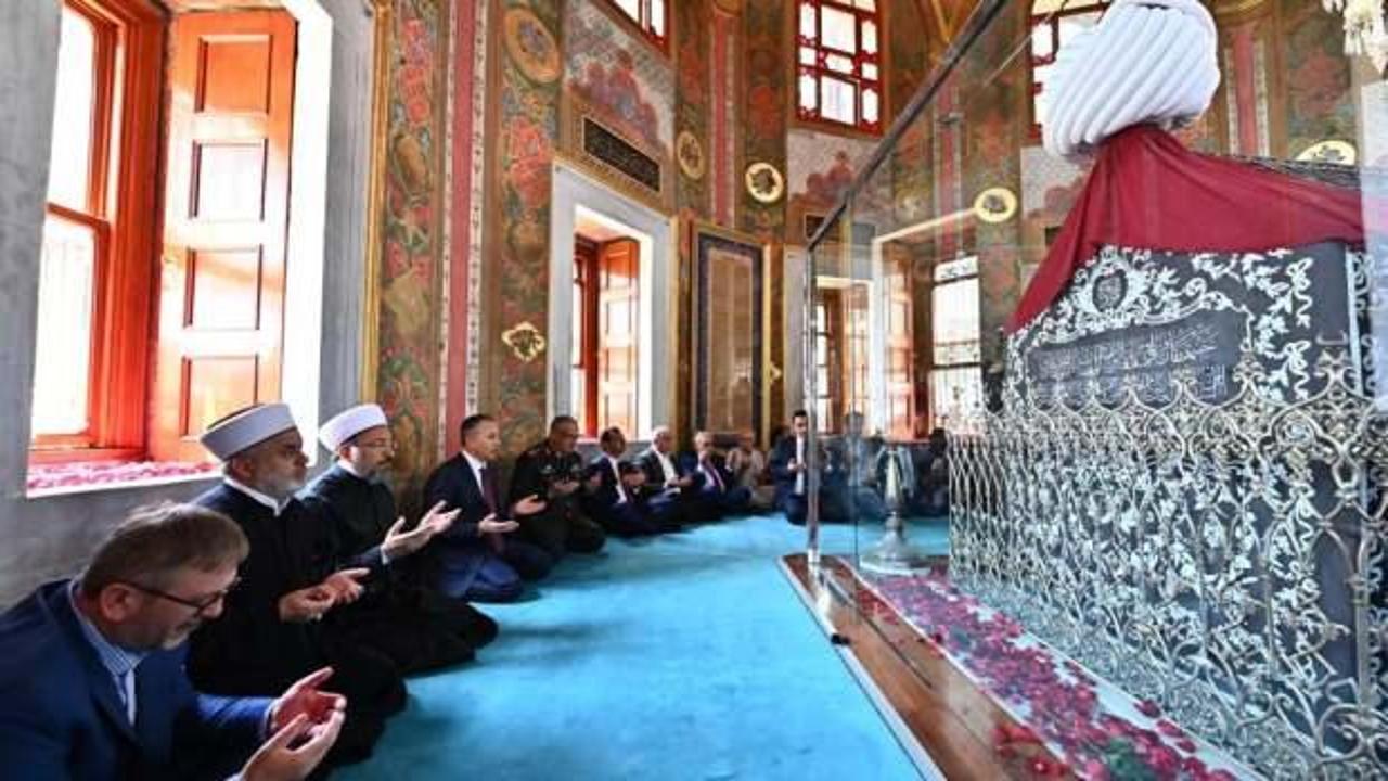İstanbul Valisi Ali Yerlikaya Fatih Sultan Mehmet Han Türbesi'ni ziyaret etti