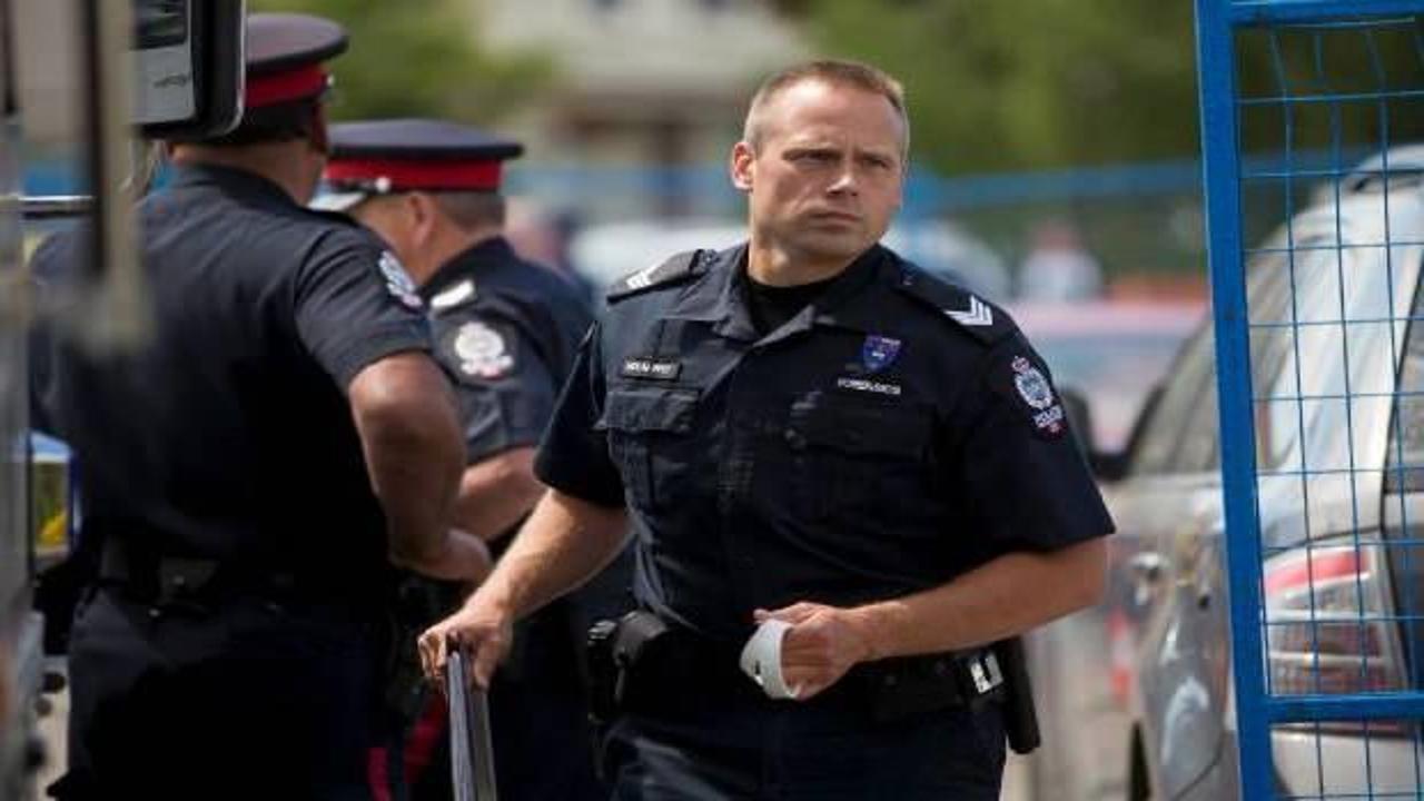 Kanada polisi, okul yakınında silah taşıyan adamı öldürdü