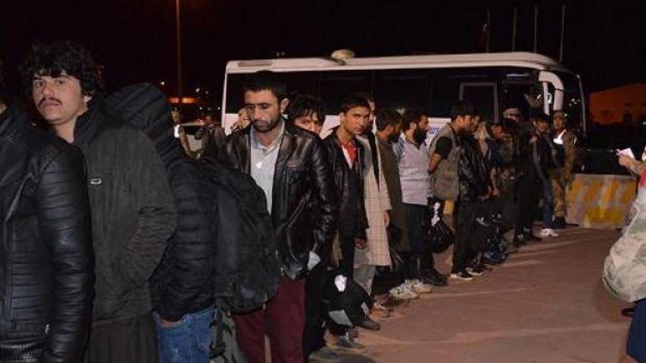 Sınır dışı edilecek 136 Afganistan uyruklu Edirne'den gönderildi