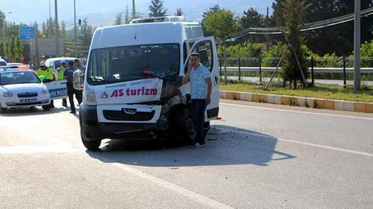 Tokat'ta 3 aracın karıştığı zincirleme kazada 7 işçi yaralandı