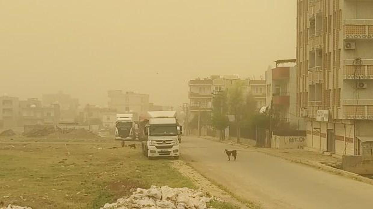 Silopi'de g&ouml;z g&ouml;z&uuml; g&ouml;rm&uuml;yor! Toz bulutu etkisini s&uuml;rd&uuml;r&uuml;yor   