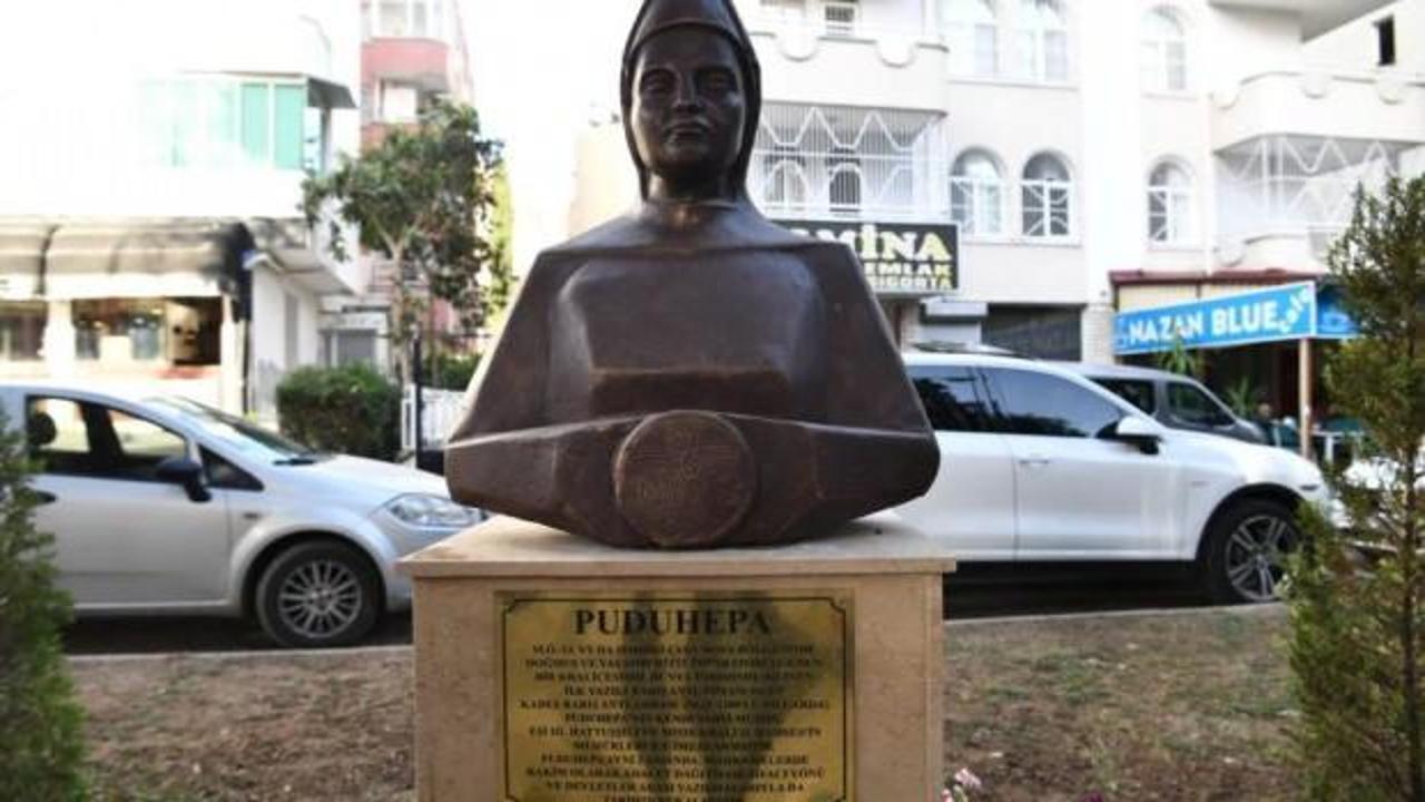 CHP'li belediyeden heykel açılışı! Puduhepa parka dikildi