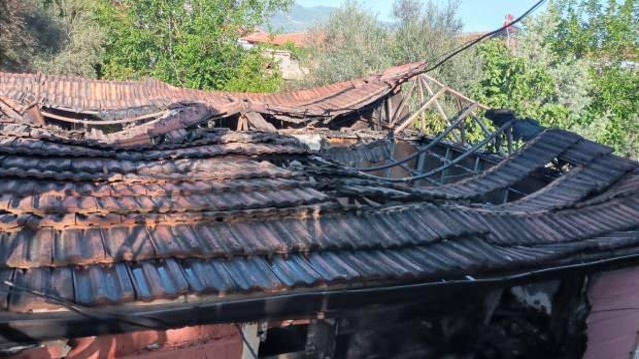Denizli&rsquo;de bir eve yıldırım d&uuml;şt&uuml;! &Ccedil;ıkan yangında k&uuml;l oldu 
