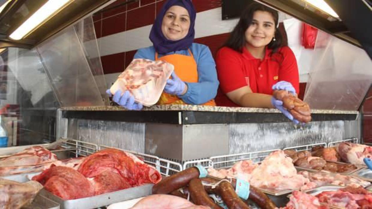 D&uuml;zce&rsquo;de anne kız omuz omuza kasaplık yapıyor! G&ouml;renler şaşkına d&ouml;n&uuml;yor