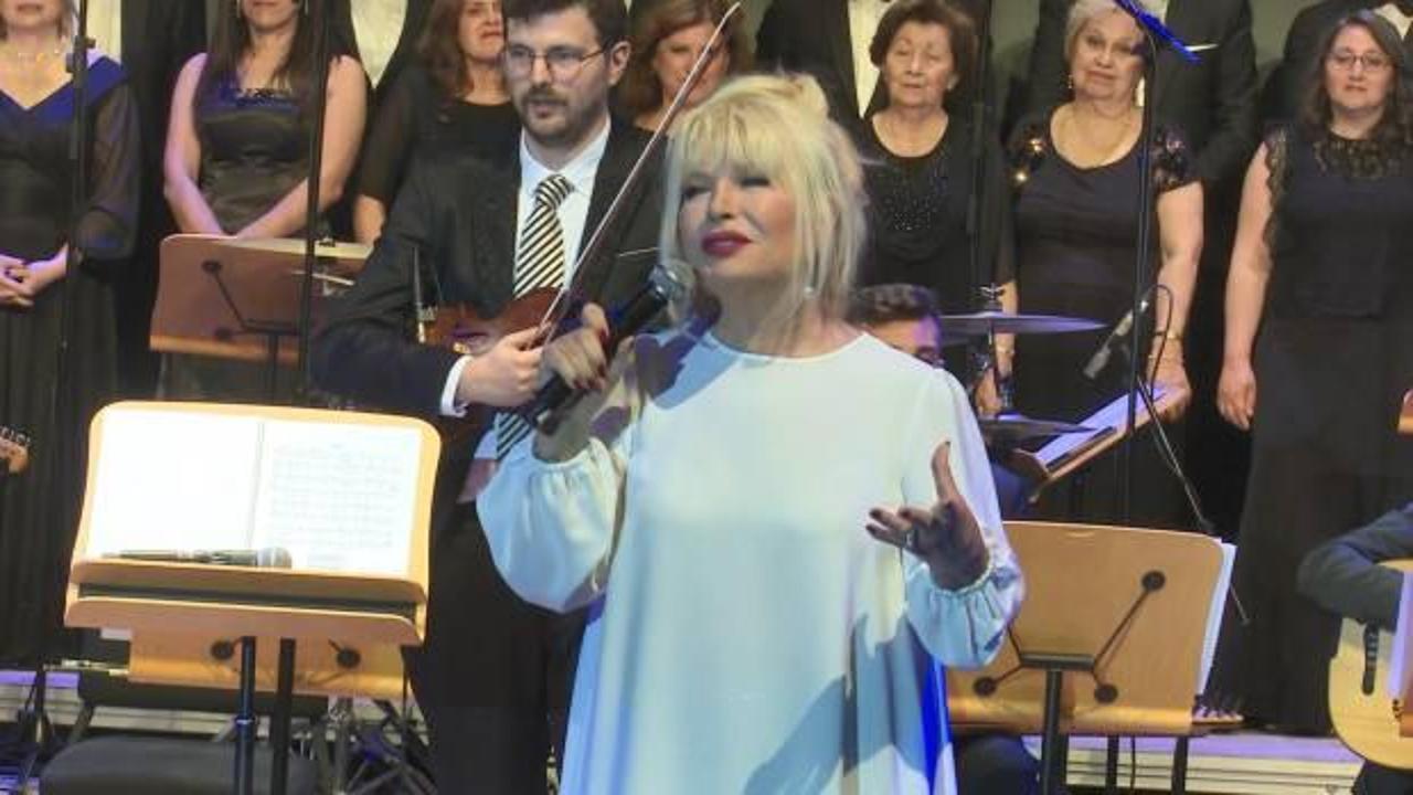 Sel&ccedil;uk Tekay i&ccedil;in d&uuml;zenlenen gecede Emel Sayın'ın duygusal anları