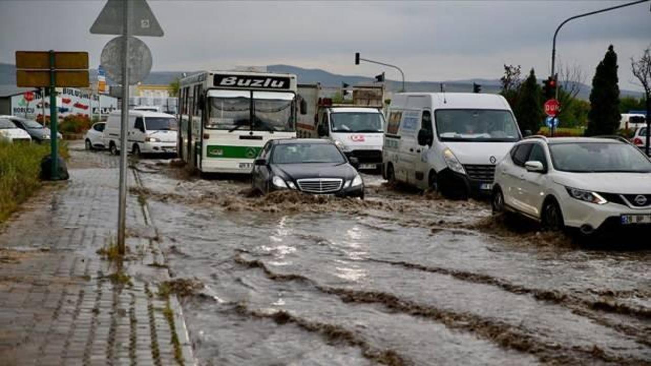 Eskişehir'de dolu ve sağanak nedeniyle oluşan su birikintilerinde araçlar mahsur kaldı