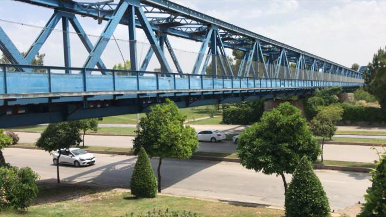 Faciaya ramak kala! Binlerce yolcunun ge&ccedil;tiği tren raylarının vidalarını &ccedil;aldı