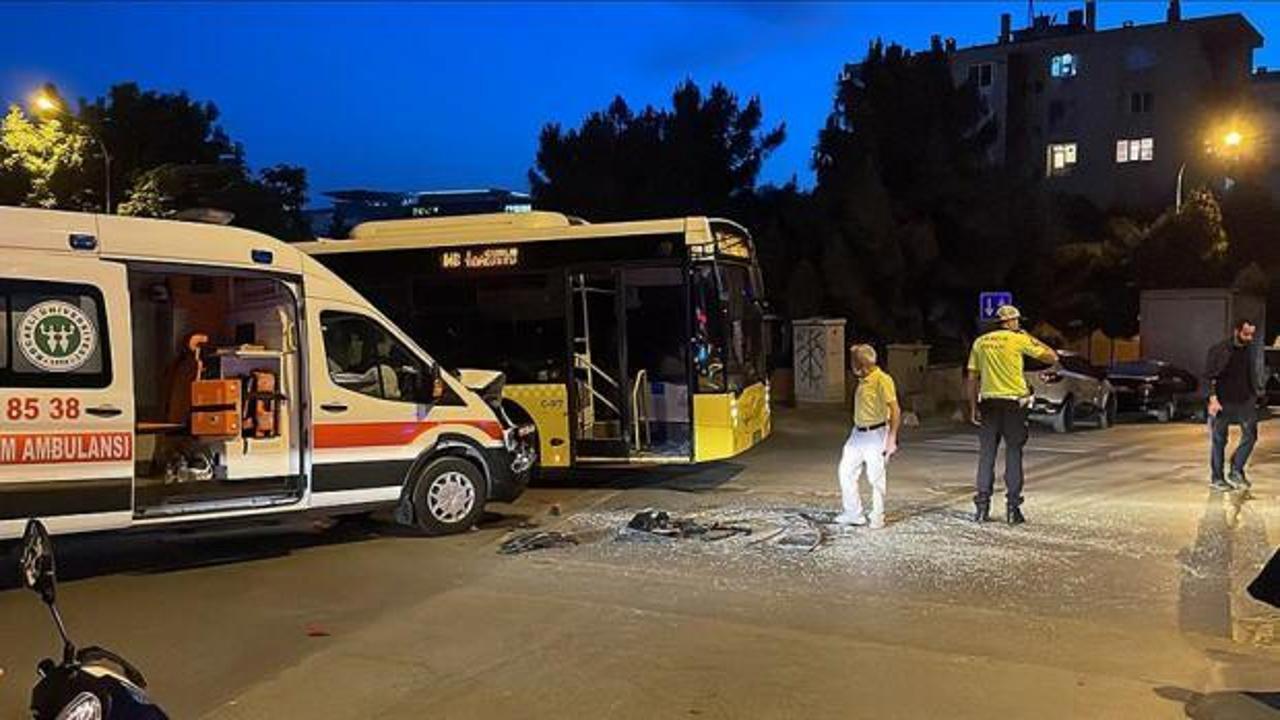 Kadıköy'de ambulans ile İETT otobüsünün çarpışması sonucu 1 kişi yaralandı