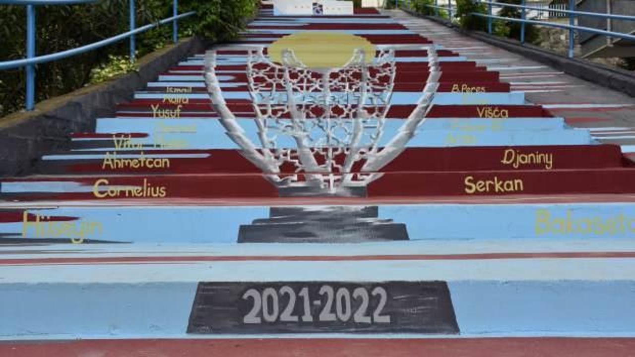 Trabzonspor'un şampiyonluk kupası merdivenlere resmedildi