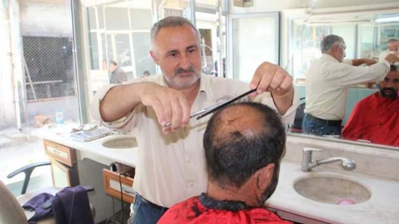 7 yaşında başladığı berberlik mesleğini yarım asırdır s&uuml;rd&uuml;r&uuml;yor