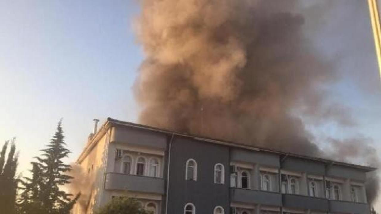 &Ouml;ğretmenevinde &ccedil;ıkan yangında 5 kişi dumandan etkilendi