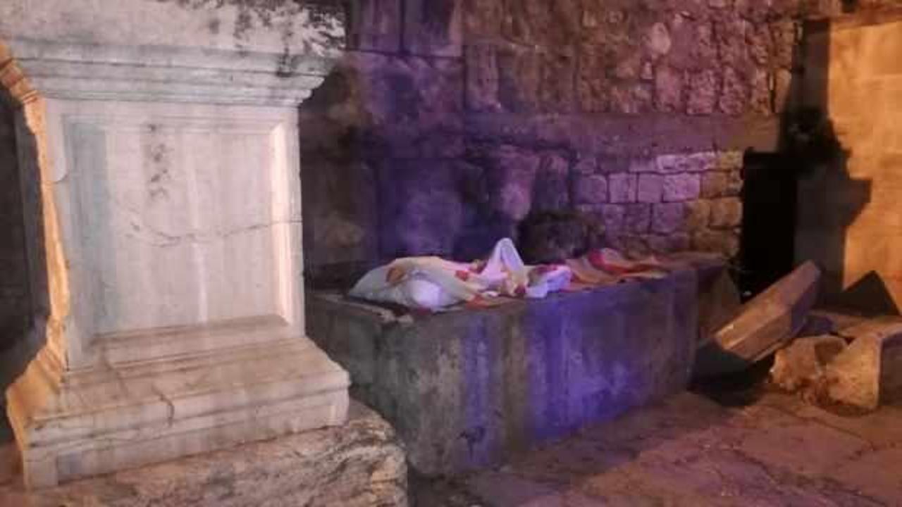 Antalya’da Roma imparatoru için yapılan tarihi kapı, evsizlerin yatağı oldu