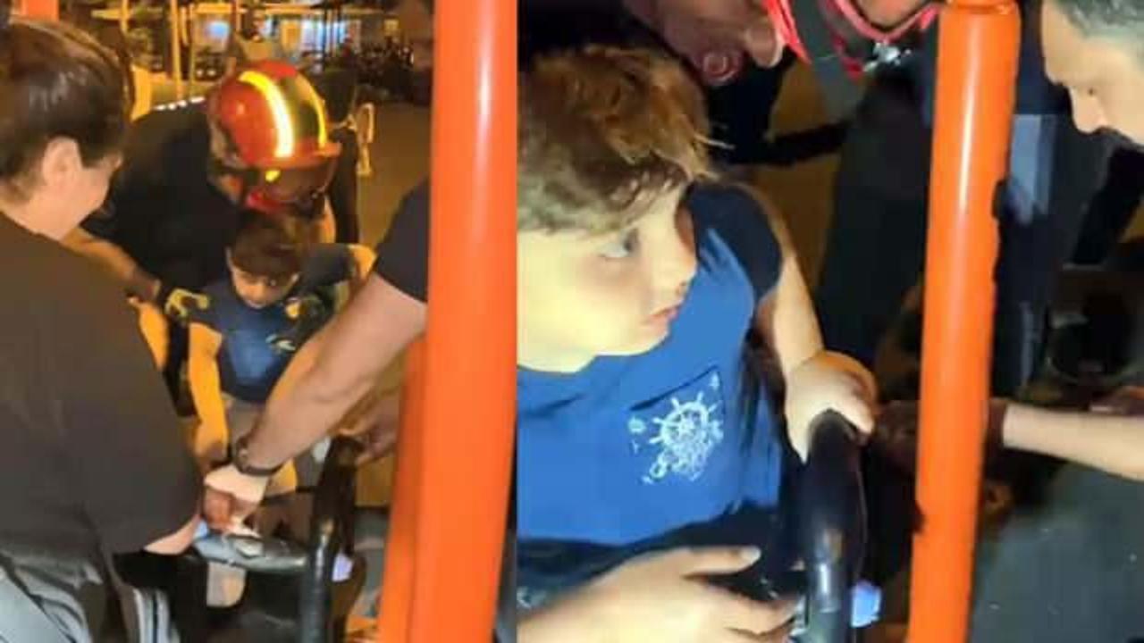 Avcılar&rsquo;da 3 yaşındaki &ccedil;ocuk salıncakta sıkıştı