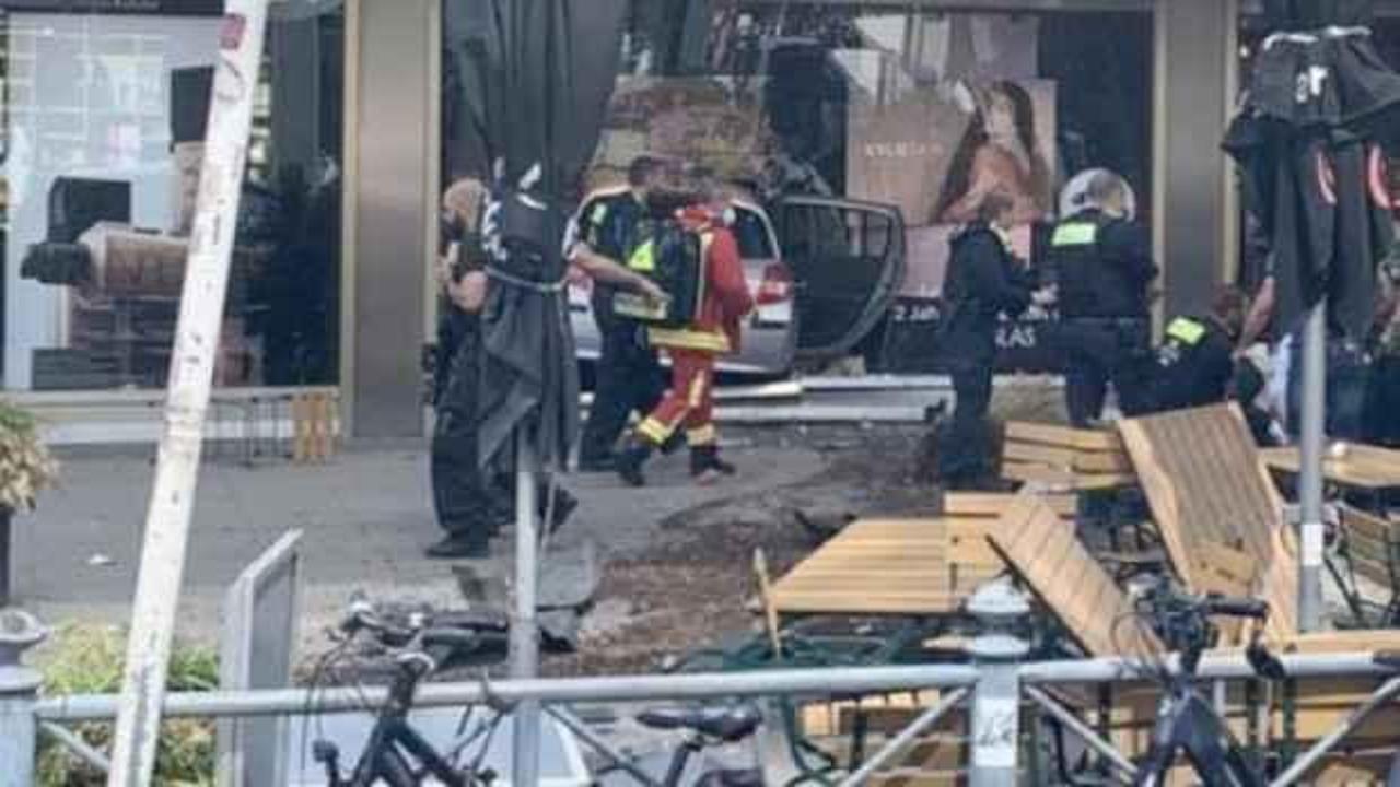 Berlin'de bir ara&ccedil; kafeye daldı