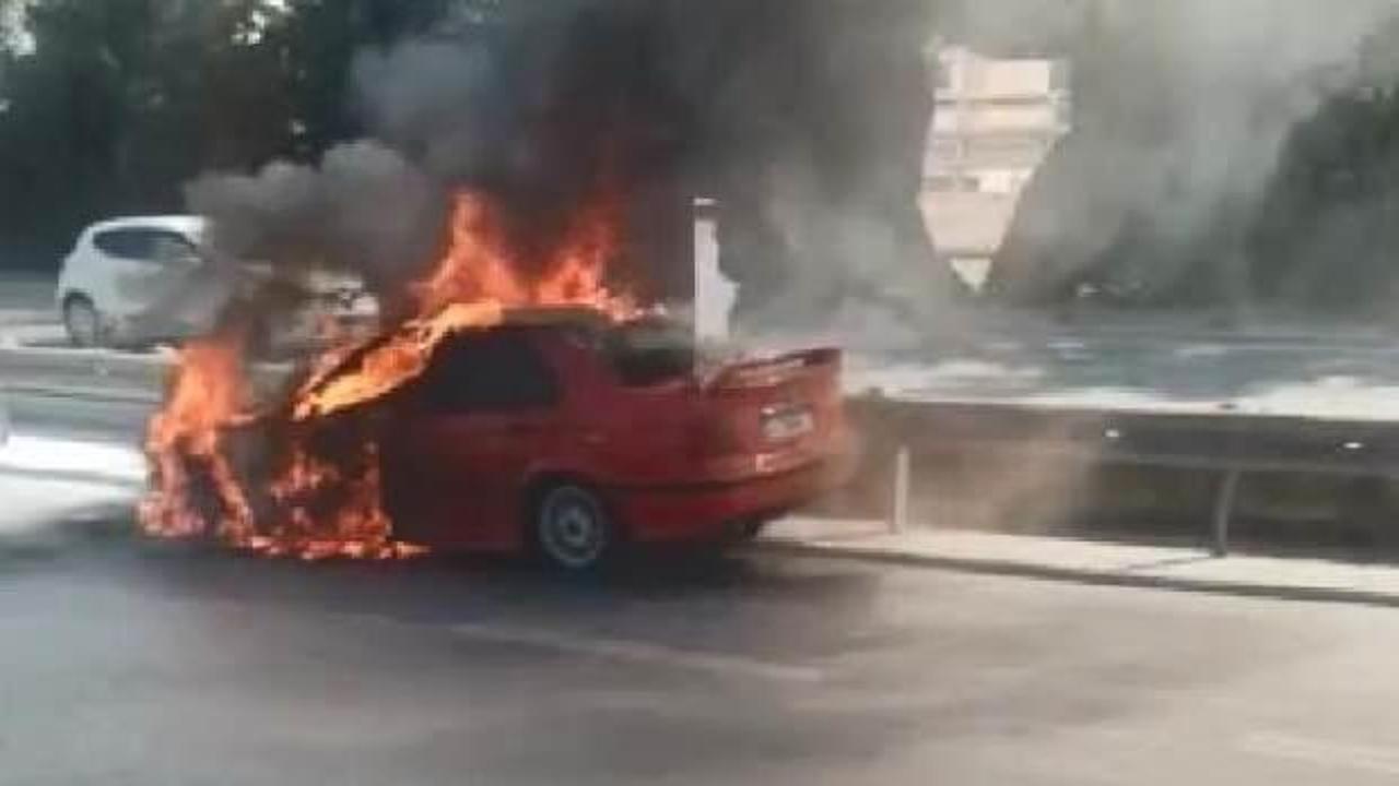 Kadıköy’de seyir halindeki otomobil alev alev yandı