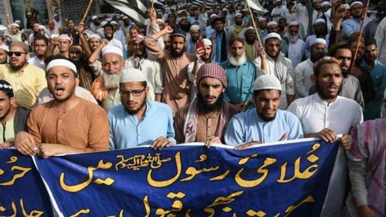 Pakistan’da Peygamberimize hakaret protesto edildi