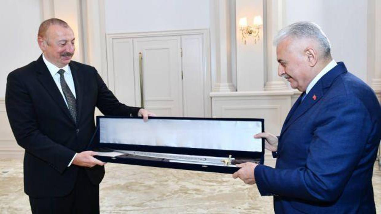 Binali Yıldırım'dan Aliyev'e kılıç hediyesi