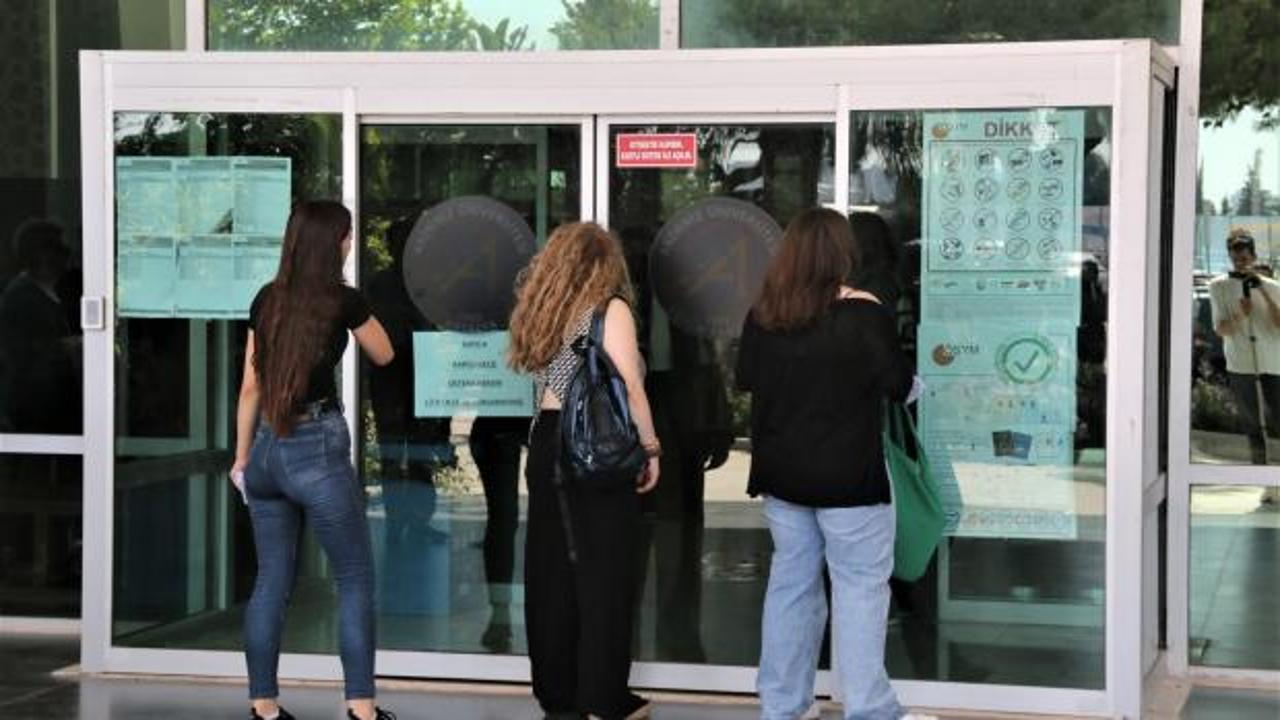 Antalya’da 2 genç kız 1 dakika ile sınavı kaçırdı