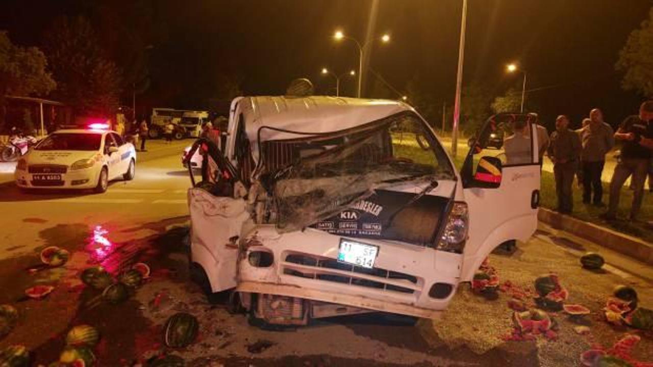 Bilecik&rsquo;te kamyonet kaza yaptı! Karpuzlar yola sa&ccedil;ıldı 