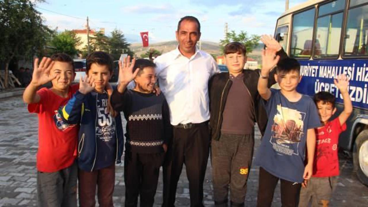 Bu muhtar başka muhtar! Devletten aldığı maaşı millete harcıyor   