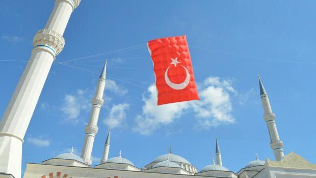 Dev T&uuml;rk bayrağı u&ccedil;urtması &Ccedil;amlıca Camii&rsquo;nde havalandı