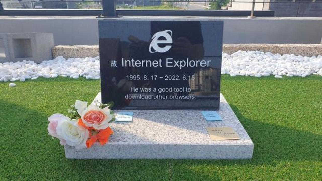 Internet Explorer için 6 bin liraya mezar taşı yaptırdı