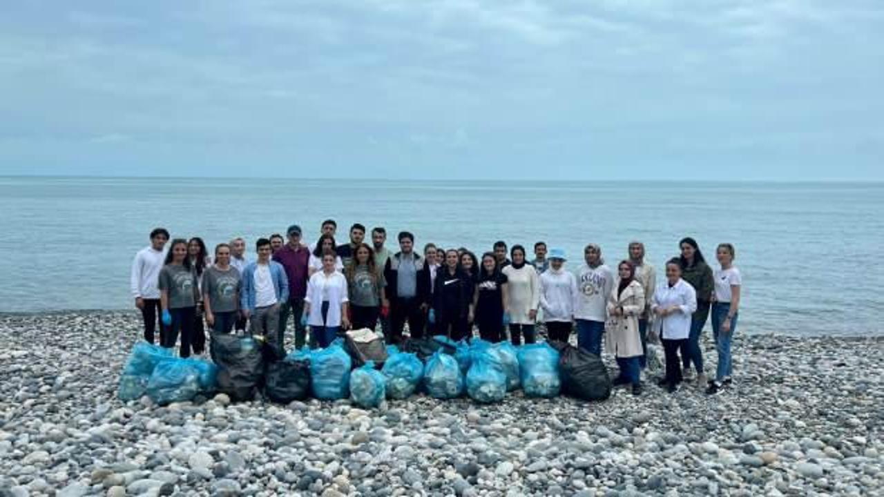 Karadeniz sahilinde 1 saatte 80 kilogram &ccedil;&ouml;p toplandı! 