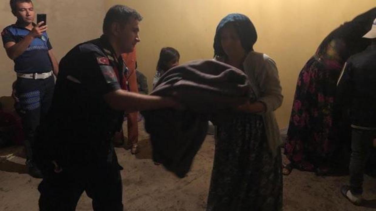 Manisa&rsquo;da &ccedil;adırlarını su basan mevsimlik iş&ccedil;iler d&uuml;ğ&uuml;n salonuna yerleştirildi