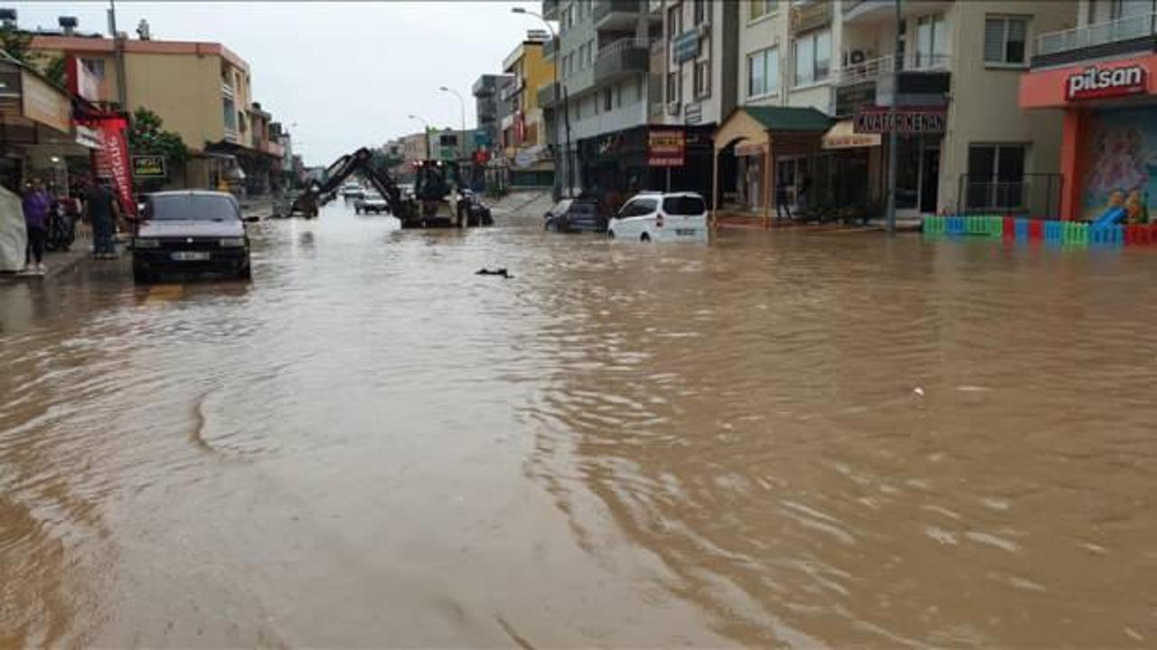 Osmaniye'de sağanak nedeniyle ev ve iş yerlerini su bastı, ara&ccedil;lar yolda mahsur kaldı