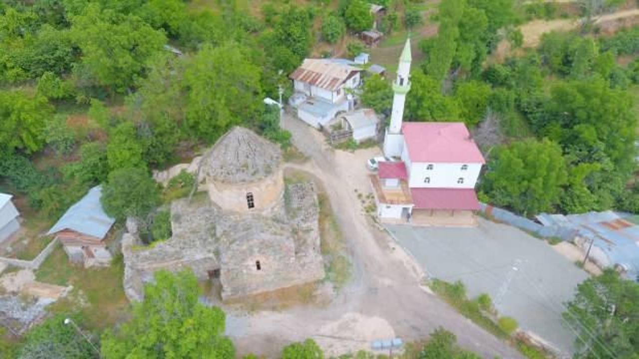 Artvin&rsquo;de yan yana bulunan cami ve kilise b&uuml;y&uuml;k ilgi g&ouml;r&uuml;yor 