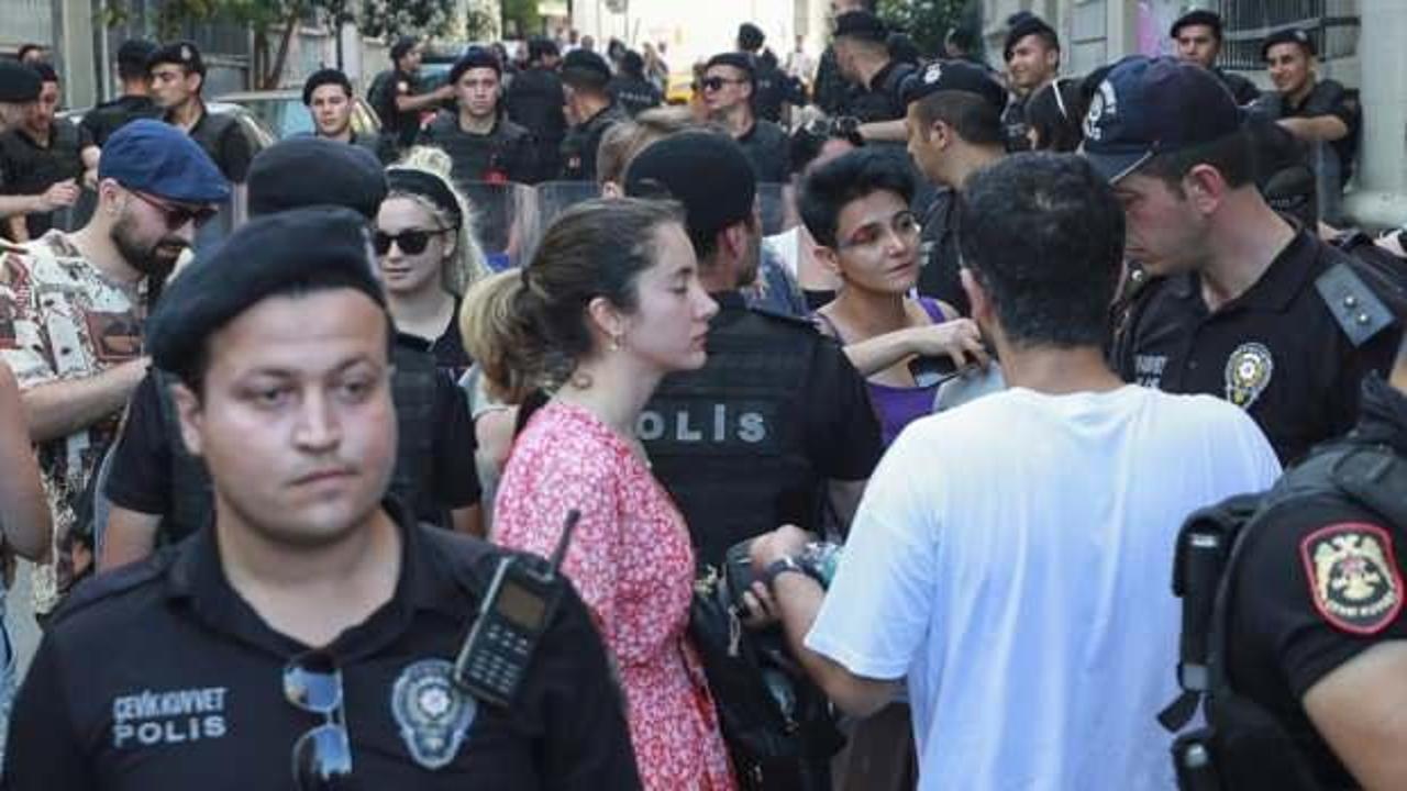 Beyoğlu'nda izinsiz y&uuml;r&uuml;y&uuml;ş yapmak isteyen gruba polis m&uuml;dahale etti