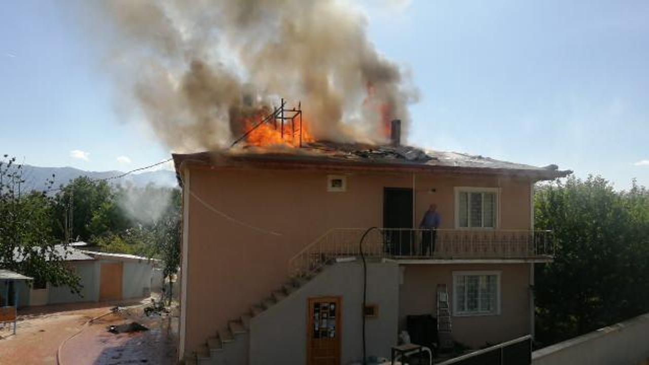 Erzincan&rsquo;da 2 katlı binanın &ccedil;atısında yangın! 