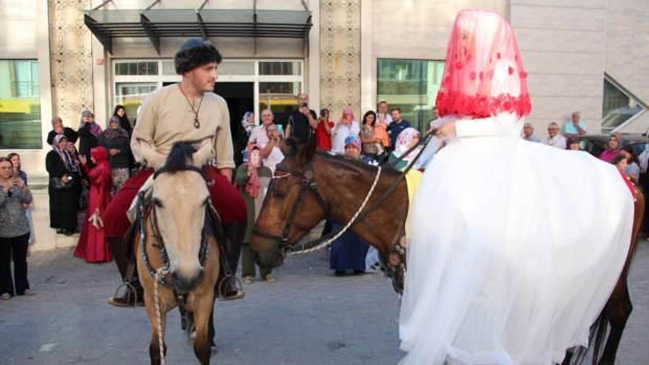 Eski T&uuml;rk geleneklerini yaşatmak istediler, d&uuml;ğ&uuml;n salonuna atla geldiler