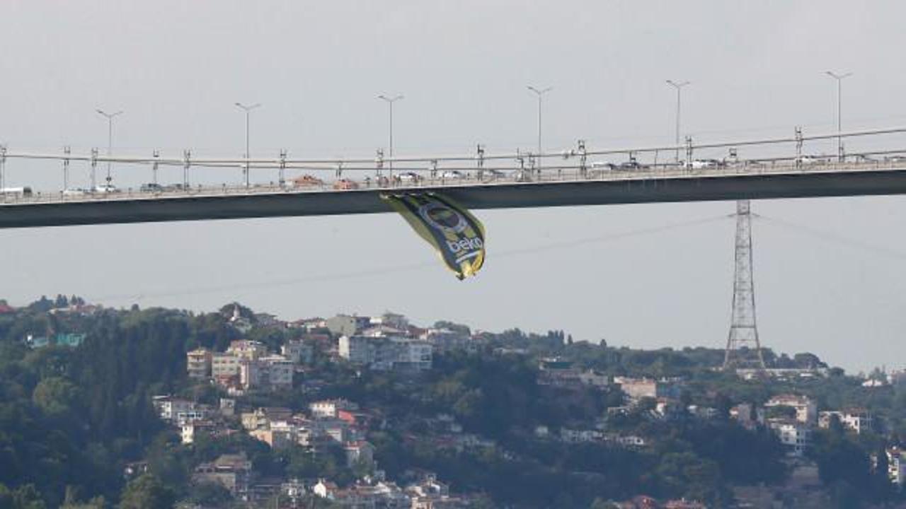 Fenerbahçe bayrakları Boğaz Köprüleri'ne asıldı