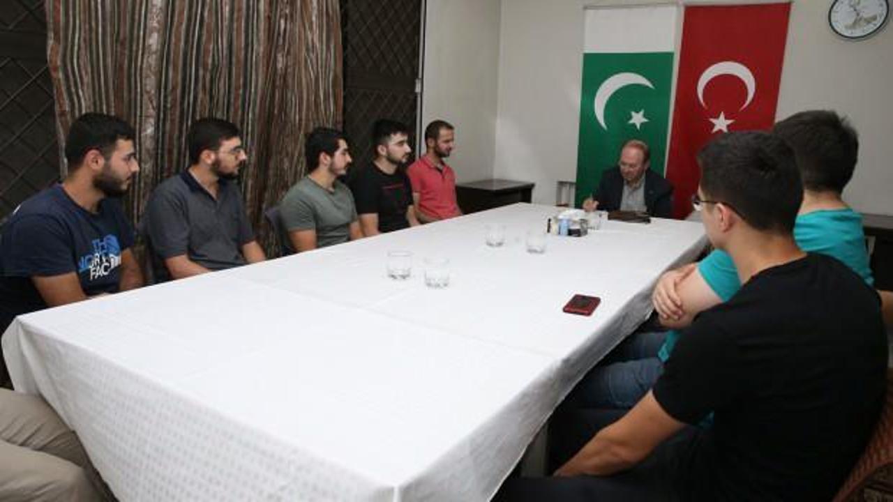 Gazeteci yazar Yusuf Kaplan, Pakistan'da Türk öğrencilerle buluştu