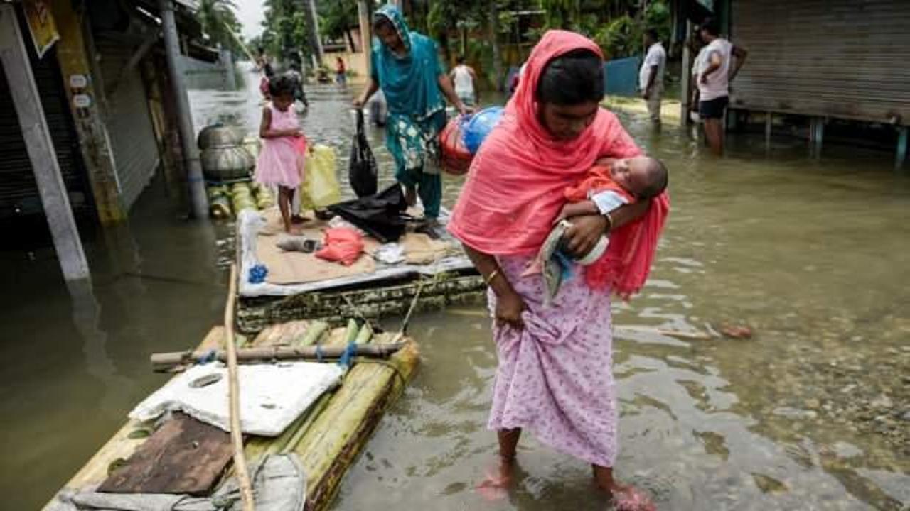 Hindistan'da selde ölenlerin sayısı 100'ü geçti
