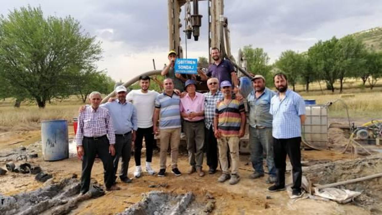 İ&ccedil;me suyu problemi &ccedil;&ouml;z&uuml;len mahallenin muhtarı, 2 yıldır uzattığı sakallarını kesti