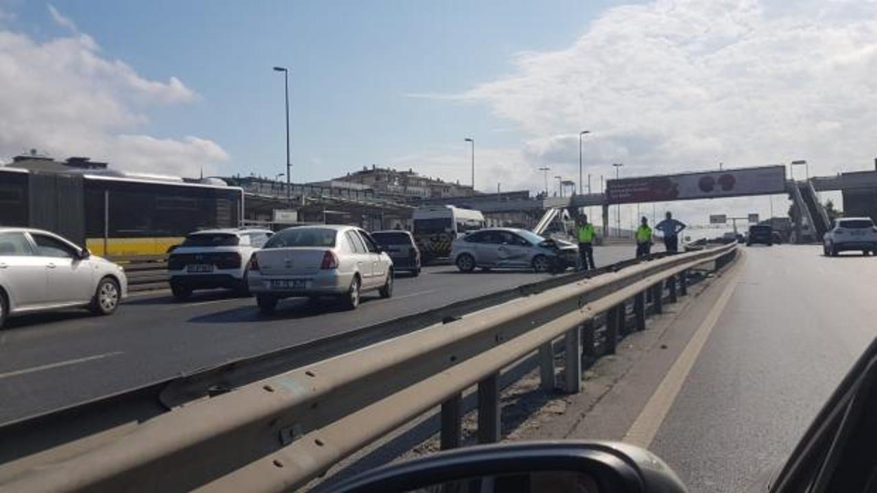 Son dakika... İstanbul'da E-5'i kilitleyen kaza!