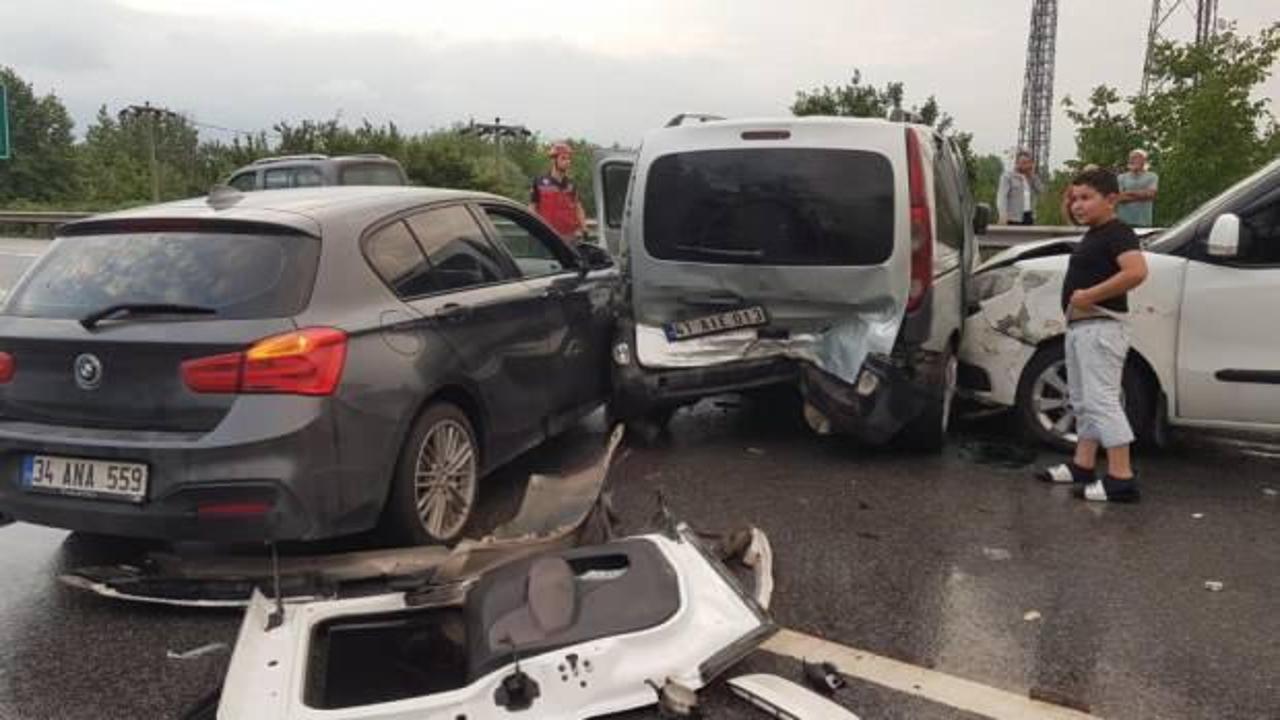TEM’de 6 aracın karıştığı kazada ortalık savaş alanına döndü: 2’si çocuk 8 yaralı