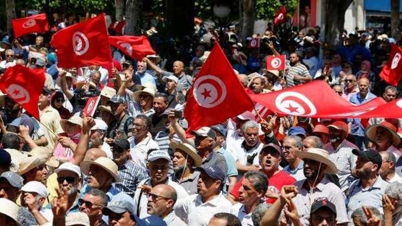 Tunus'ta görevden alınan hakimler açlık grevine hazırlanıyor