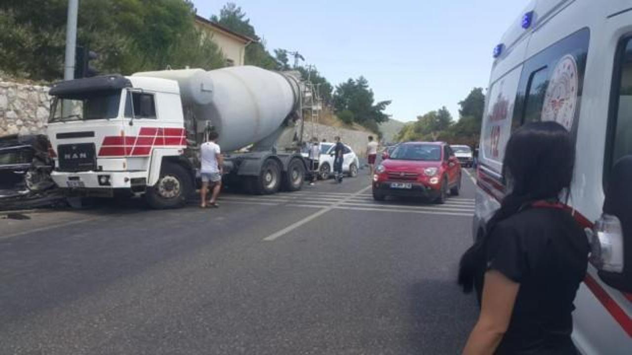 Beton mikseri 4 otomobili bi&ccedil;ti: 3 yaralı