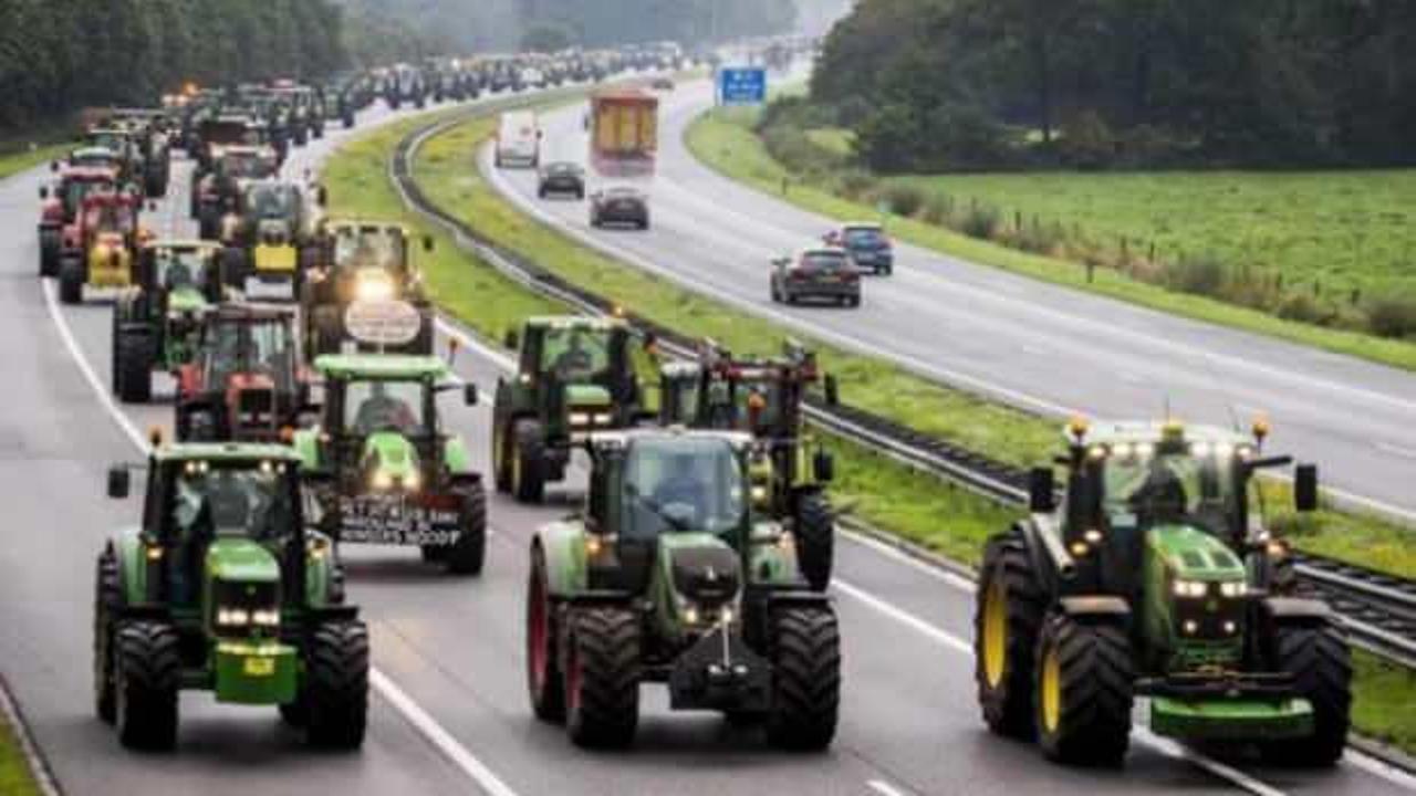 Hollanda'da çiftçiler, traktör ve saman balyaları ile yol kesti