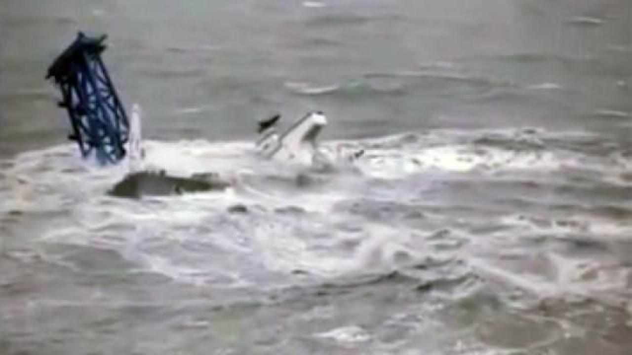 Hong Kong'ta gemi ikiye ayrıldı: Onlarca kişi kayıp