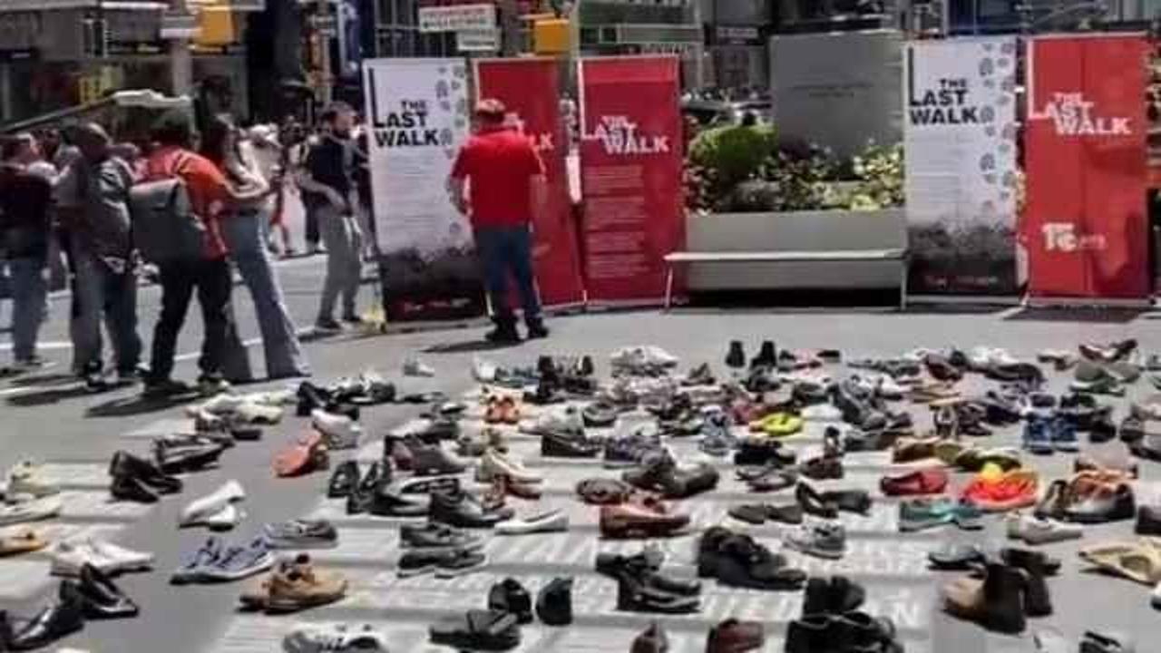 New York'un Times Meydanı'na 15 Temmuz şehitleri anısına 251 &ccedil;ift ayakkabı konuldu