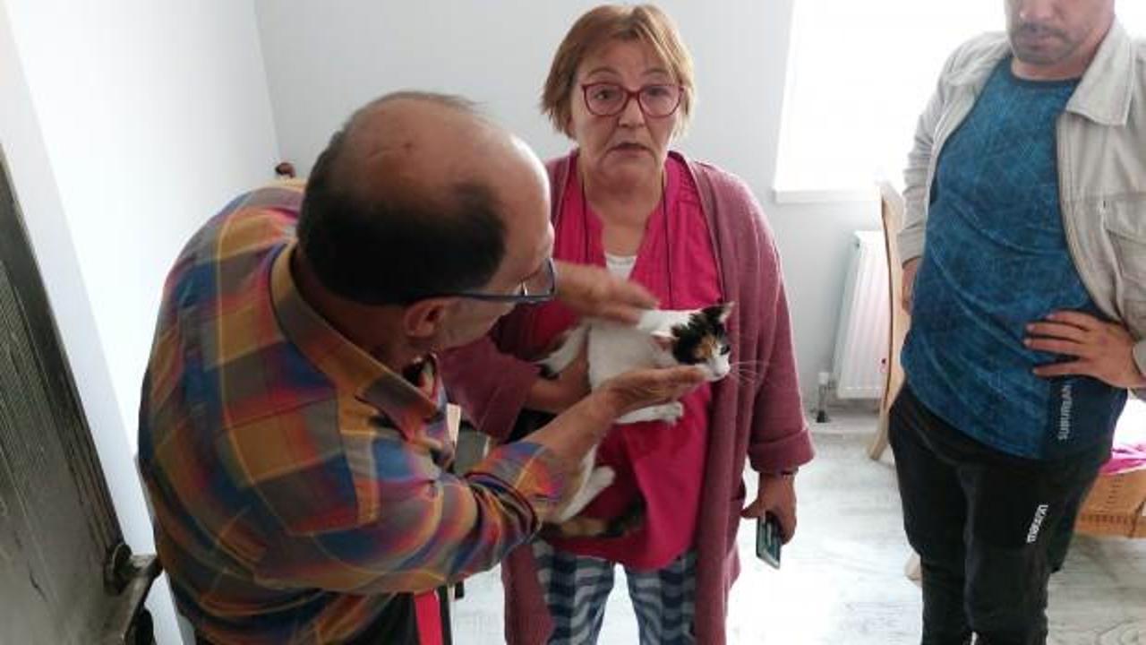 Samsun'da yangın sonunda evdeki kediyi sağ bulunca b&uuml;y&uuml;k sevin&ccedil; yaşadılar
