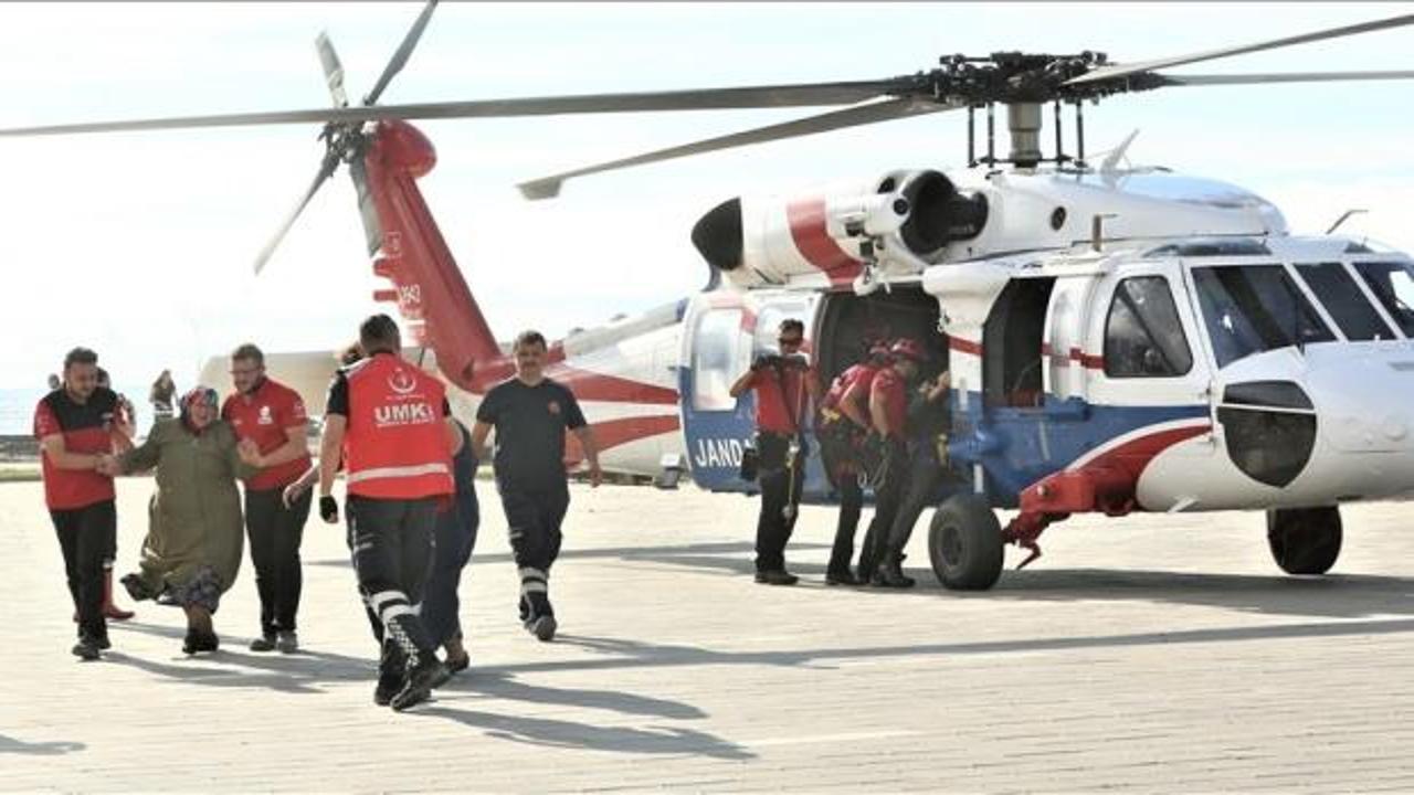 Sel b&ouml;lgesindeki diyaliz hastaları hastaneye helikopterle ulaştırılıyor